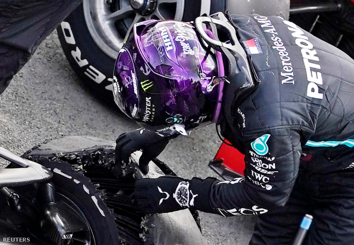 A 2020-as Brit Nagydíjon győztes Lewis Hamilton vizsgálja a bal első keréken keletkezett defektet a leintés után