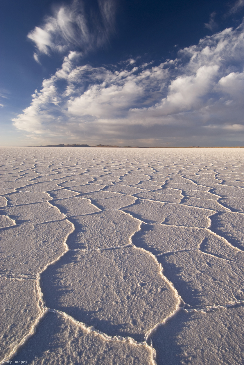 A Salar de Uyuni egy őskori tó maradványa, ami egyszerre a világ legnagyobb és legmagasabban fekvő felszíni sómezeje.