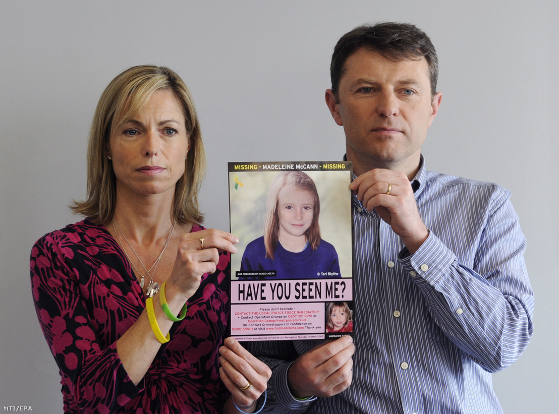 2012. május 2-án egy londoni sajtótájékoztatón készített kép Kate és Gerry McCannrõl az akkor öt éve eltűnt lányuk számítógépes utómunkával készített portréjával a kezükben.