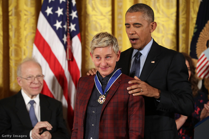 Ellen DeGeneres kitüntetést kap Barack Obamától 2016-ban.
