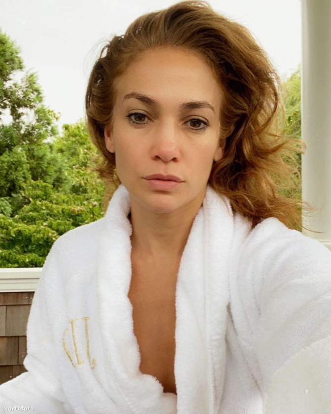 Jennifer Lopez smink nélküli képet mutatott rajongóinak, de azért egy jó kis effektről ő sem feledkezett meg.