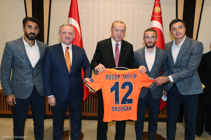 Recep Tayyip Erdoğan török államelnök középen, tőle jobbra Göksel Gümüşdağ, az Istanbul Basaksehir futballklub elnöke a csapat bajnoki címének ünnepi fogadásán az ankarai elnöki palotában 2020. július 27-én.