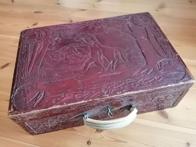 Fából faragott bőrönd, amit a fogság alatt készített és ajándékozott Balogh Lászlónak magyar rabtársa