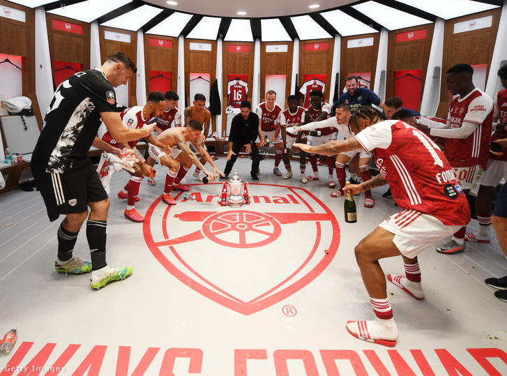 Az Arsenal focistái ünneplik a kupagyőzelmet.