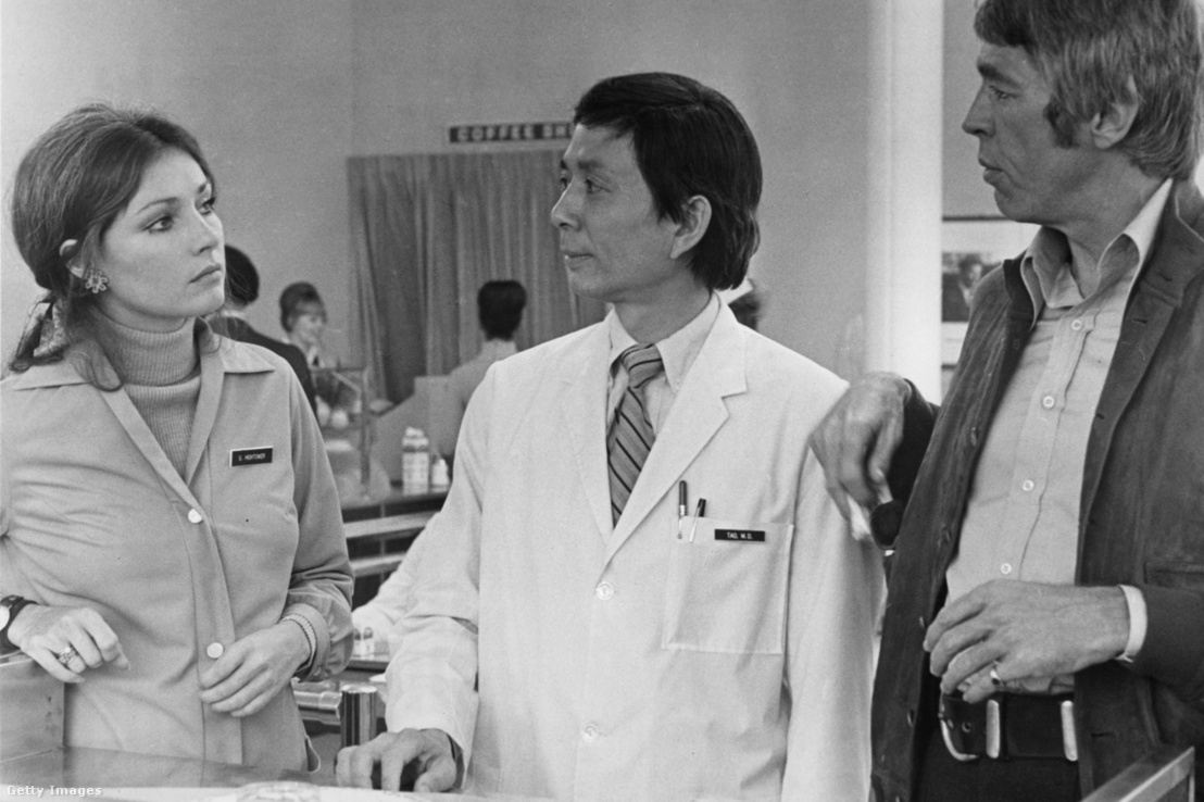 James Hong (középen) a Rejtélyes halál című filmben, 1972-ben Jennifer O'Neill és James Coburn társaságában