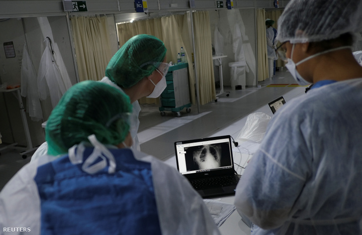 Egészségügyis vizsgálja egy koronavírusos beteg felvételét egy brazíliai kórházban 2020. július 2-án