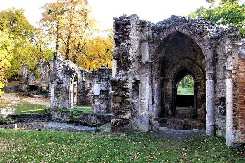 Charles Moreau francia építész tervezte a kert műromjait. Hozzá a 12. századi, vértesszentkereszti apátság maradványait használta fel, amiket az Esterházyak hozattak Tatára. Egyik fülkéjében III. századi római kori sírkövet helyeztek el.