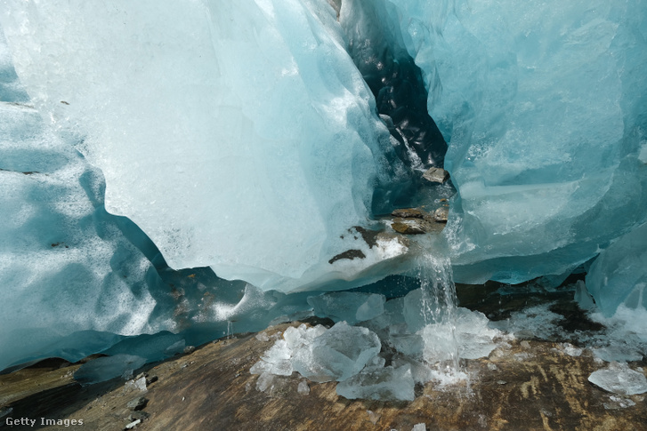 Olvadó víz ömlik ki a svájci Aletsch-gleccserből, ami évente négy métert zsugorodik.