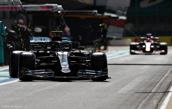 Lewis Hamilton a Mercedes volánja mögött a Brit Nagydíjon 2020. augusztus 2-án
