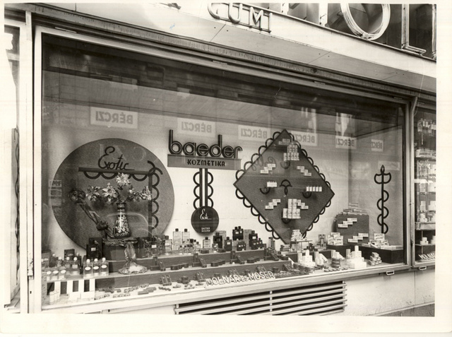 A cég termékei egy Petőfi Sándor utcai kirakatban (Magyar Kereskedelmi és Vendéglátóipari Múzeum)