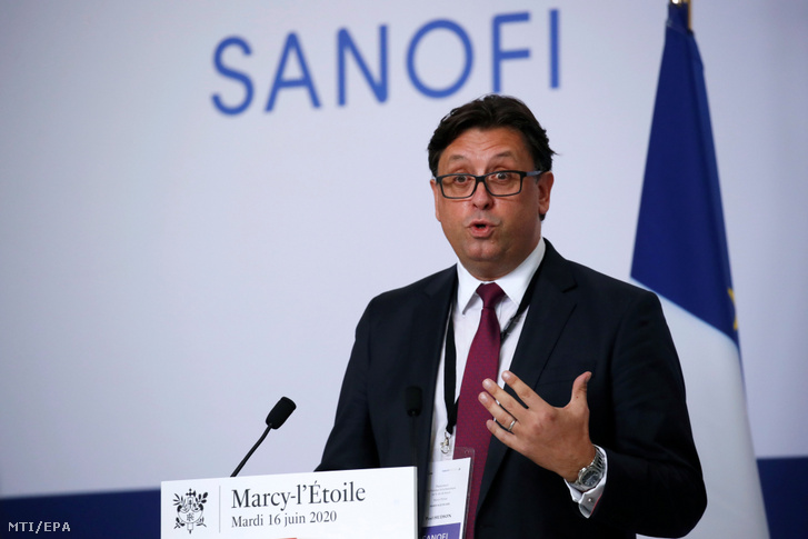 Paul Hudson, a koronavírus elleni oltóanyag-tesztelést folytató francia Sanofi gyógyszeripari vállalat vezérigazgatója beszédet mond Emmanuel Macron francia elnök látogatásakor a cég Marcy-l'Etoile-ban lévő üzemében 2020. júnus 15-én.