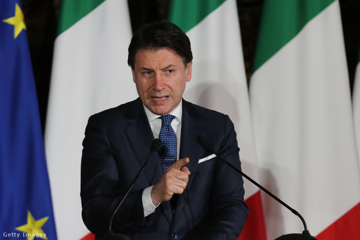 Guiseppe Conte olasz miniszterelnök egy sajtótájékoztatón 2020. február 27-én Nápolyban.