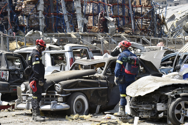 Görög mentőalakulatok tagjai megrongálódott gépkocsik között Bejrútban 2020. augusztus 7-én