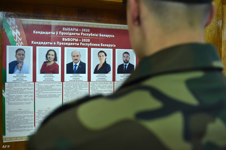 A fehérorosz elnökválasztás előzetes szavazásán egy katona Minszkben 2020. augusztus 4-én.