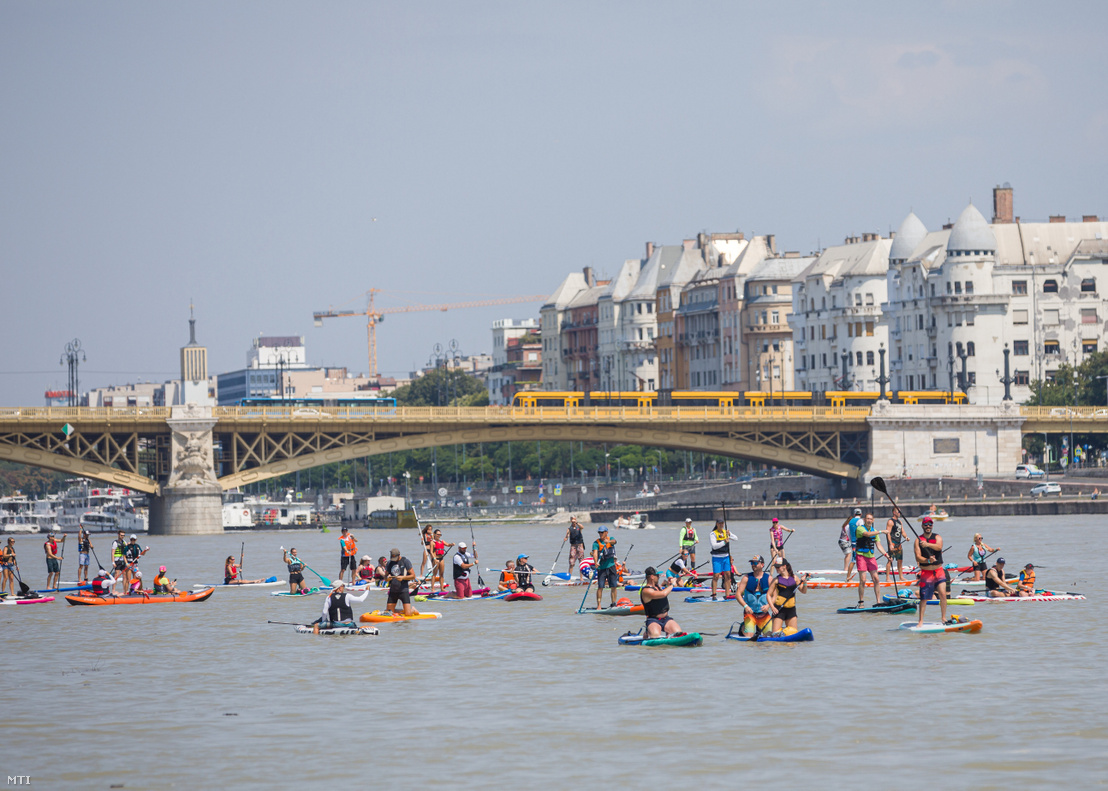 Résztvevők az V. Budapest Sup Fesztiválon a Dunán a Margit híd közelében 2020. augusztus 8-án.