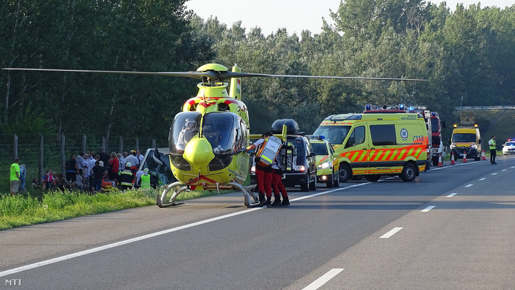 Mentőhelikopter és mentők az árokba borult külföldi utasszállító autóbusznál 2020. augusztus 9-én.