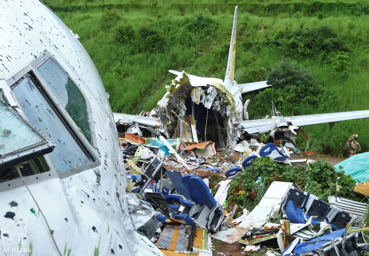 A pénteki balesetben kettétört Boeing 737-es roncsai