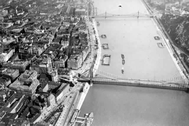 Dunafürdők az Erzsébet és a Szabadság (Ferenc József) híd között egy 1930-ban készült légi fotón