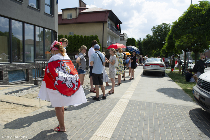 Szavazók Fehéroroszország varsói nagykövetsége előtt vasárnap