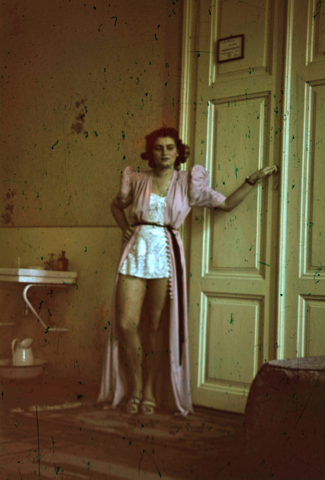 Nő fehérneműben egy 1943-ban készült erotikus képen