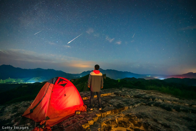 Érdemes akár éjszakára kivonulni egy sátorba, hogy sokáig figyelhesd a hullócsillagokat