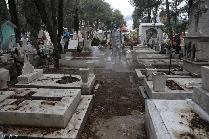 A koronavírus-járvány miatt a sírokat fertőtlenítik a mexikóvárosi Xilotepec kerület temetőjében 2020. május 7-én.