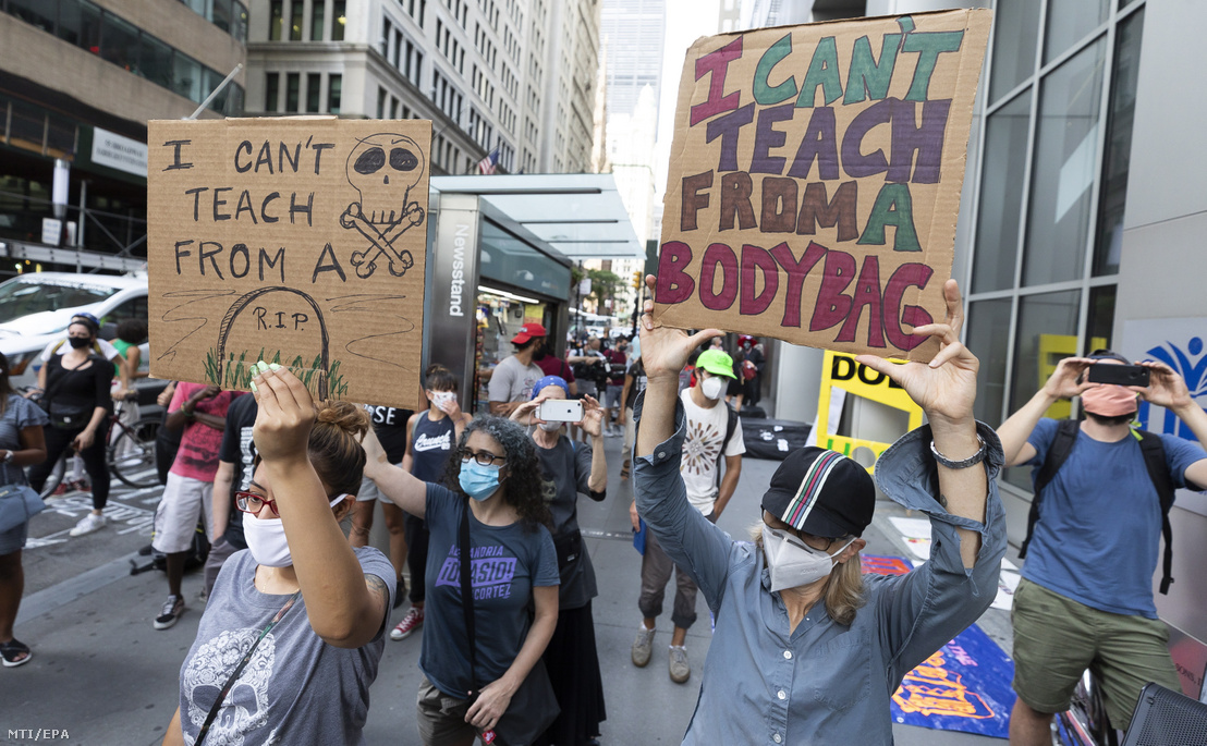 Az iskolák újranyitása ellen tiltakoznak résztvevők a tanárok, diákok és szülők által szervezett tüntetésen New Yorkban 2020. augusztus 3-án. A szervezők szerint az iskolák nincsenek felkészülve a diákok fogadására a koronavírus-járvány idején.