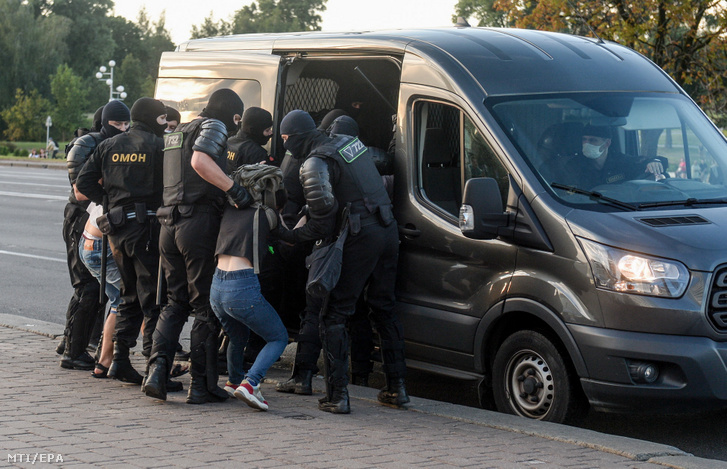 Rendőrök őrizetbe vesznek egy ellenzéki tüntetőt Minszkben 2020. augusztus 10-én