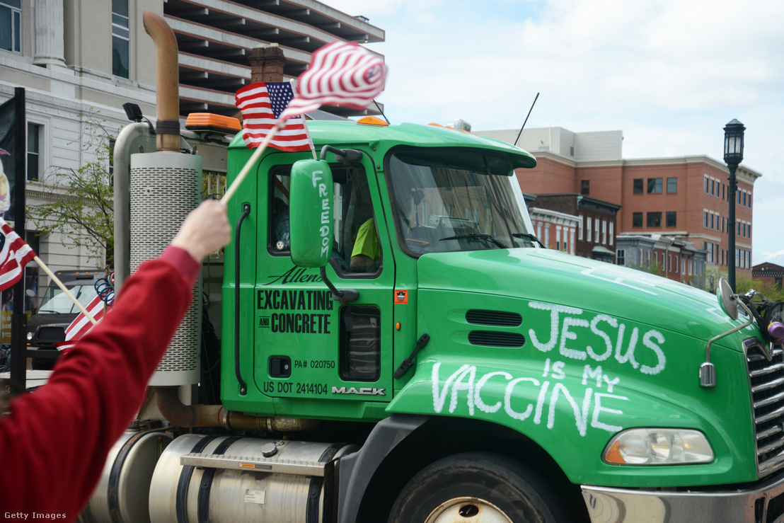 Trumpot támogató tüntetésen egy kamionos oltásellenes felirattal Pennsylvaniában, 2020. május 1-én.