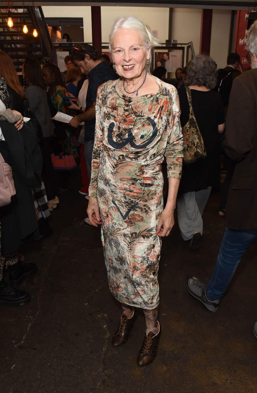 Vivienne Westwood kedveli a mintás, feltűnő darabokat, és a testhezállóbb egészruhák is remekül állnak rajta.
