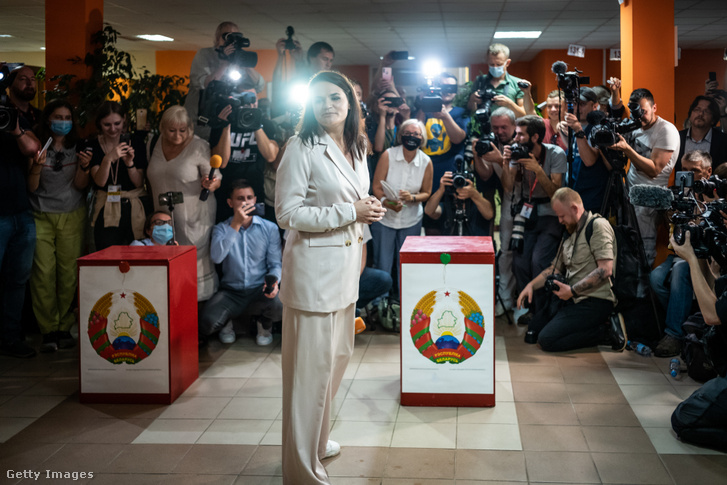 Szvetlana Tyihanovszkaja adja le a szavazatát 2020. augusztus 9-én