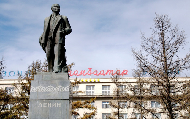 Lenin szobra még a talapzaton Ulánbátorban