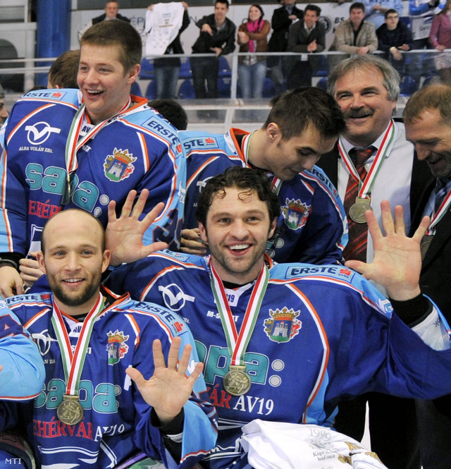 Kevin Primeau (jobb szélen) játékosai körében, miután tavasszal sorozatban 10-szer lett magyar bajnok a Fehérvár