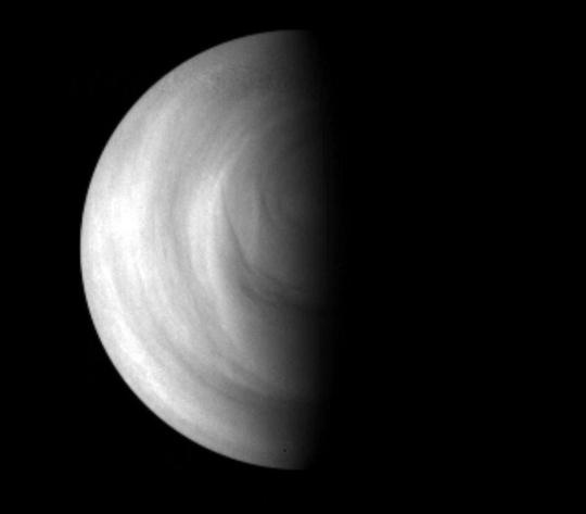 Az ESA Venus Express űrszonda Venus Monitoring Camera (VMC) eszközével az ultraibolya tartományban 2006. május 15-én 66,5 ezer kilométer távolságból készült felvétel a bolygó déli féltekéjéről. A déli pólus kicsivel a kép közepe fölött a terminátor közelében van. A felvételen jól látszik a Vénusz atmoszférájának komplex szerkezete.
