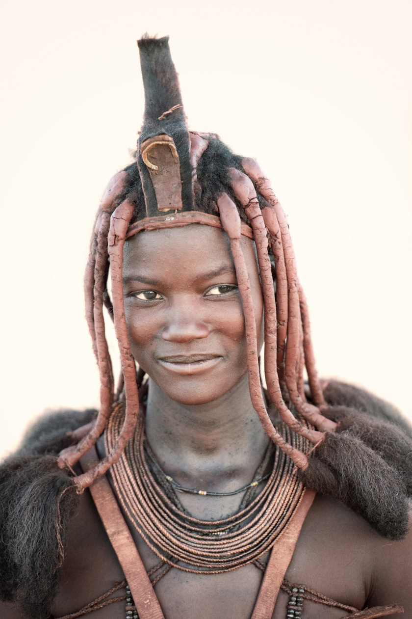 A himba törzs női vajból, porított vörös kövekből, vas-oxidból és az omazumba cserje aromáiból készült keveréket használnak hajukra és testük egy részére egyaránt.