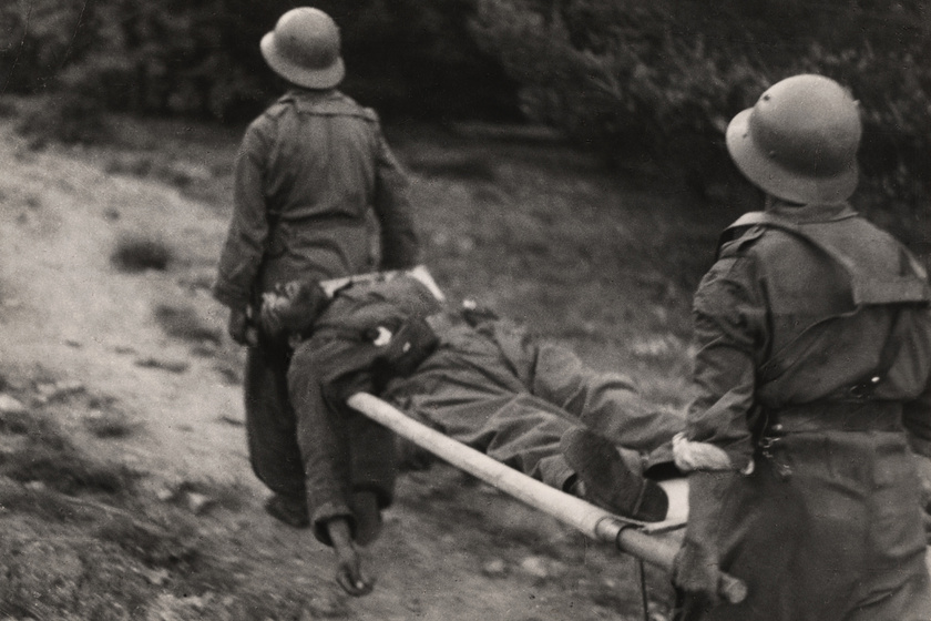 Gerda Taro felvétele 1937-ből - Republikánus katonák Spanyolországban.