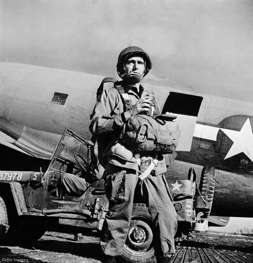 Capa 1945. március 31-én, repüléshez öltözve.
