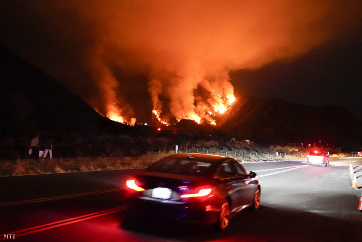 Erdőtűz pusztít a kaliforniai Azusa közelében 2020. augusztus 13-án.
