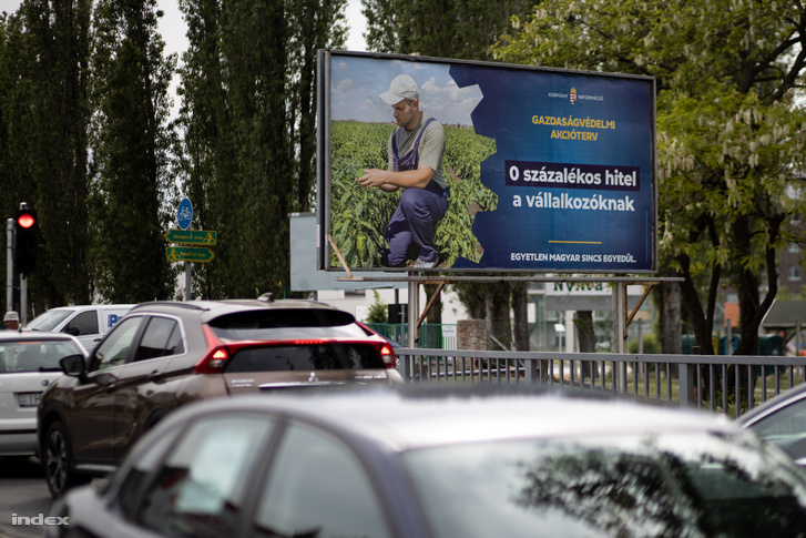 Egy gazdaságvédelmi akciótervet hirdető plakát Budapesten