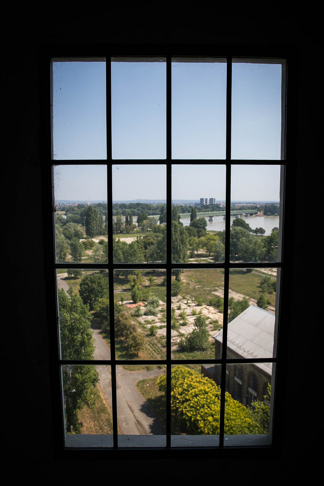 Fentről, az  ablakokon át gyönyörű panoráma tárul elénk