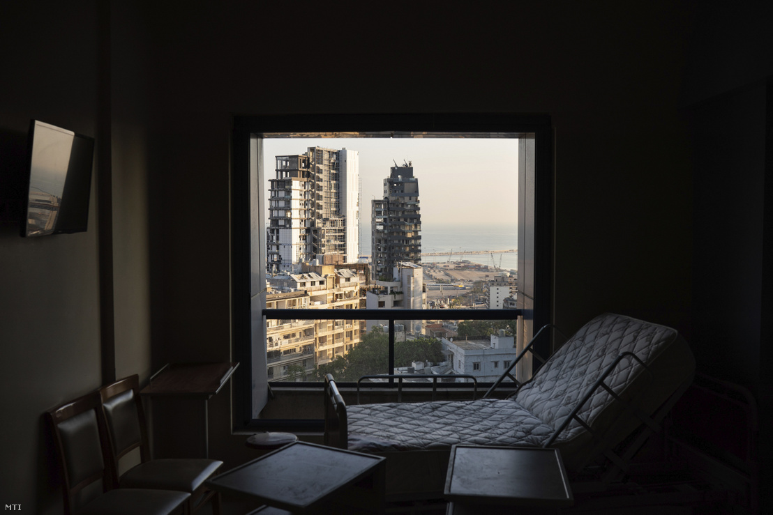 Megrongálódott lakóépületek a bejrúti Szent György kórház egyik helyiségéből nézve 2020. augusztus 13-án