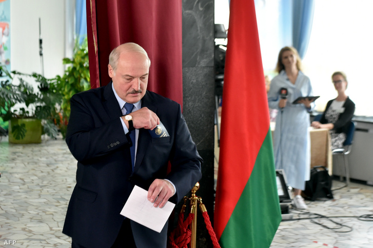 Alekszandr Lukasenko egy szavazóhelyiségben a 2020. augusztus 9-én