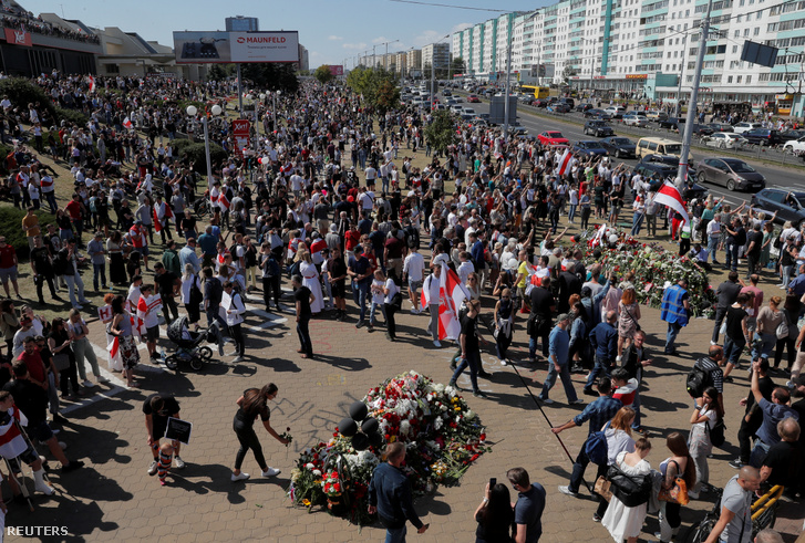Több ezren gyűltek össze szombaton Minszkben, hogy eltemessék a zavargások első áldozatát