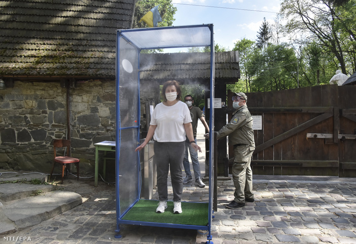 Fertőtlenítő fülkén megy keresztül egy látogató a nyugat-ukrajnai Lviv város szabadtéri múzeumába érkezésekor