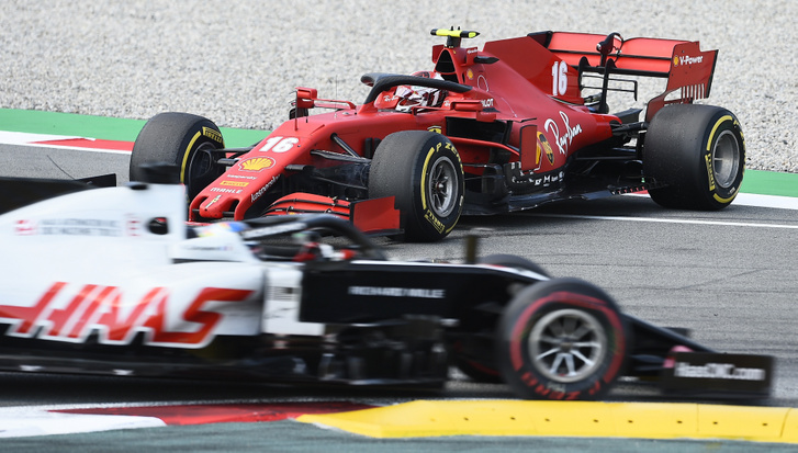 A megpördülő Charles Leclerc (Ferrari) a Spanyol Nagydíjon.