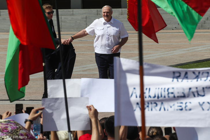 Lukasenko a mellette szóló tüntetésen a minszki Függetlenség terén.