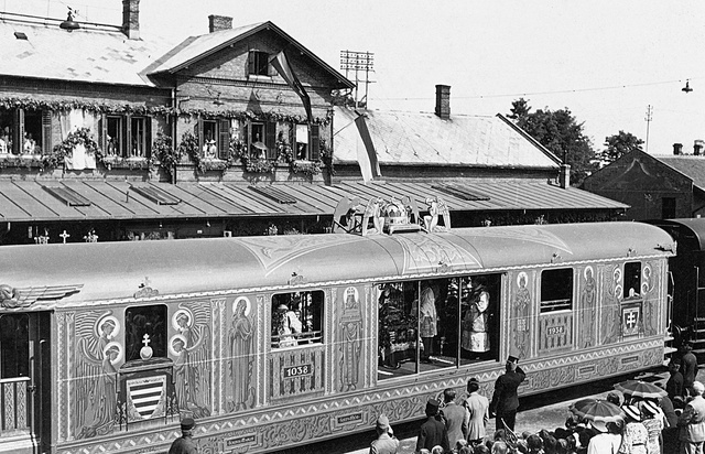 A Szent Jobbot szállító aranyvonat Dombóváron 1938-ban