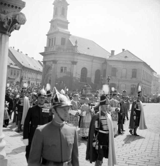 A Szent Jobb-körmenet a Bécsi kapu téren 1938-ban