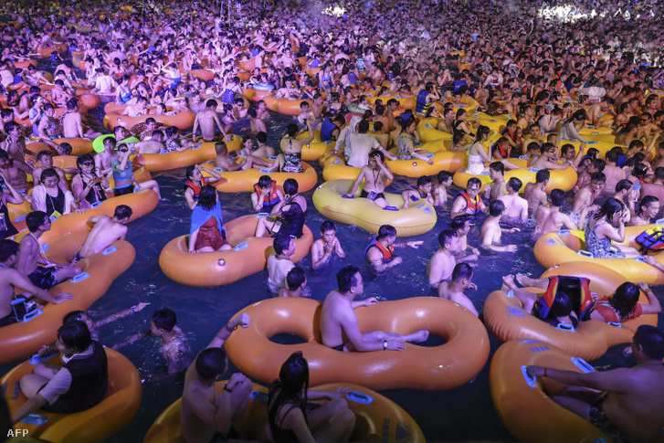 Több ezer ember vett részt a kínai Vuhanban egy aquaparkba szervezett zenei fesztiválon 2020. augusztus 15-én.