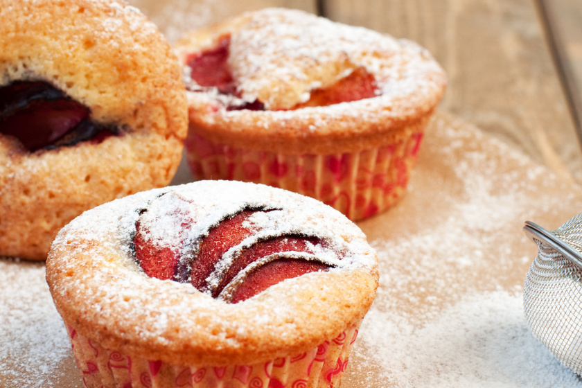 A muffin az egyik legjobb és legpraktikusabb süti: villámgyorsan összeállítod, és szinte bármilyen gyümölccsel tökéletes. Így szilvával is feltétlenül próbáld ki! A joghurttól még puhább lesz.